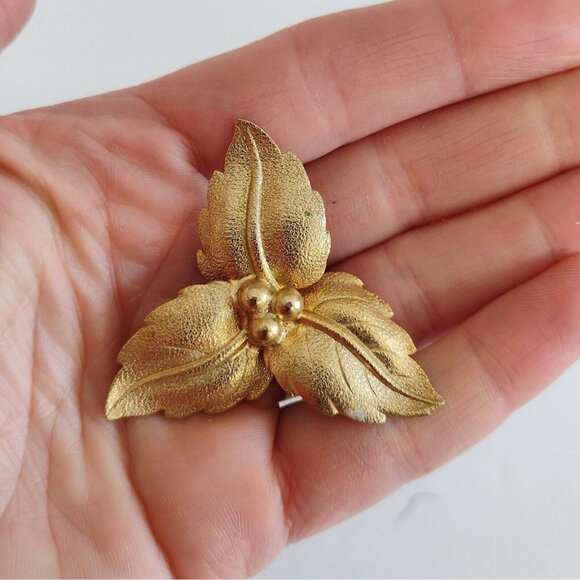 Vintage Brushed Textured Gold Tone Brooch Pin Berries And Leaves - Picture 1 of 3